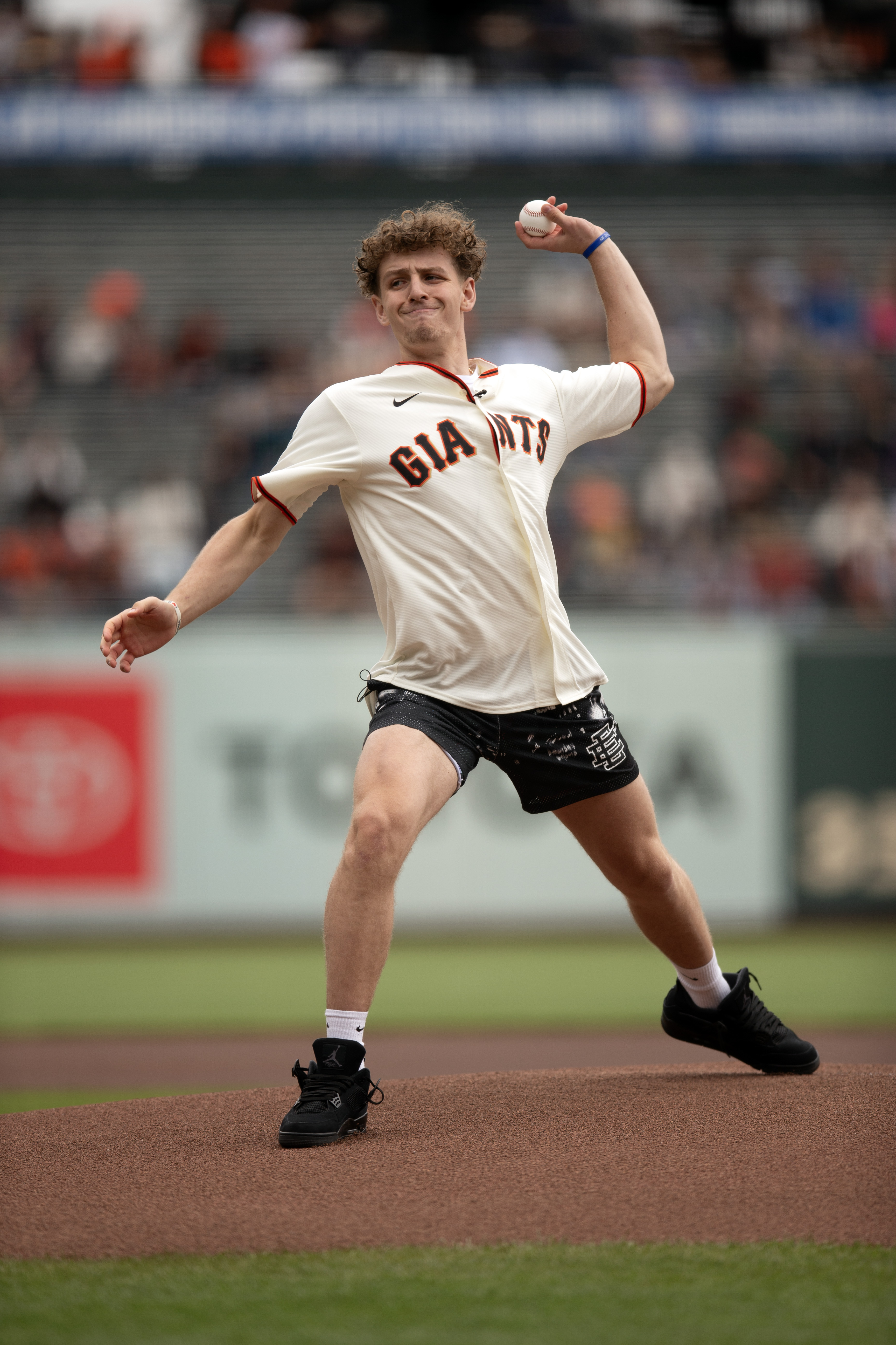 A look at athletes throwing first pitches at SF Giants games - Sports  Illustrated San Francisco Giants News, Analysis and More