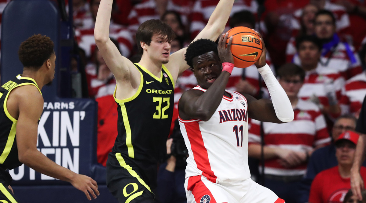 Arizona center Oumar Ballo fights for room to shoot against Oregon center Nate Bittle.