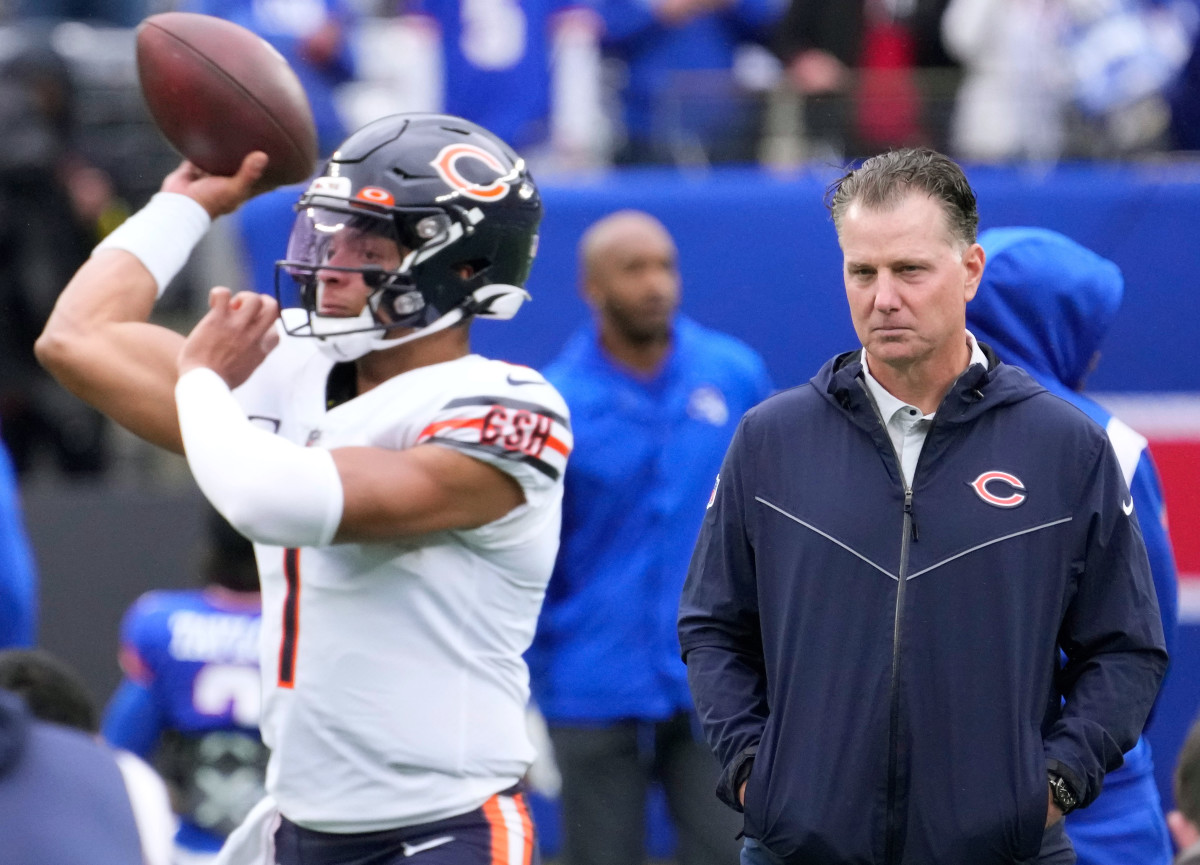 Bears coach Matt Eberflus watches as Justin Fields throws the ball