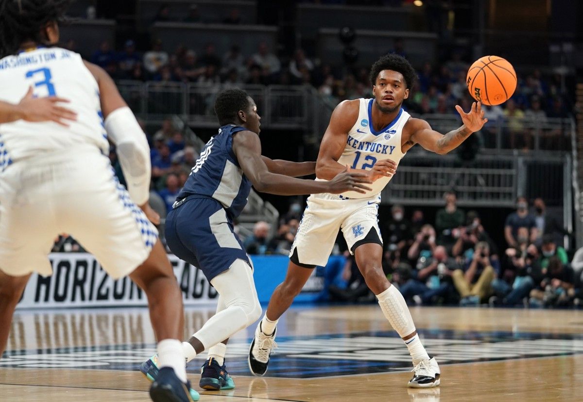 Keion Brooks whips a pass inside to a Kentucky teammate.