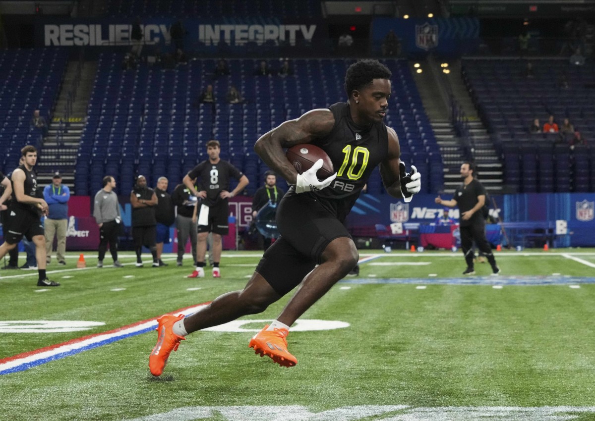 Mar 4, 2022; Indianapolis, IN, USA; Florida State running back Jashaun Corbin (RB10) goes through drills during the 2022 NFL Scouting Combine at Lucas Oil Stadium.