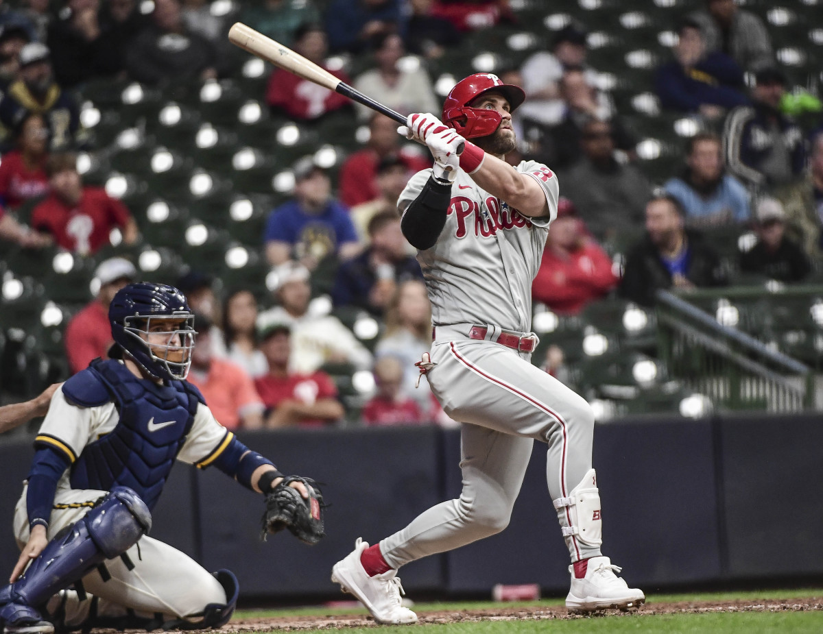 Bryce Harper extends the Philadelphia Phillies lead over the Milwaukee Brewers in the top of the ninth inning.
