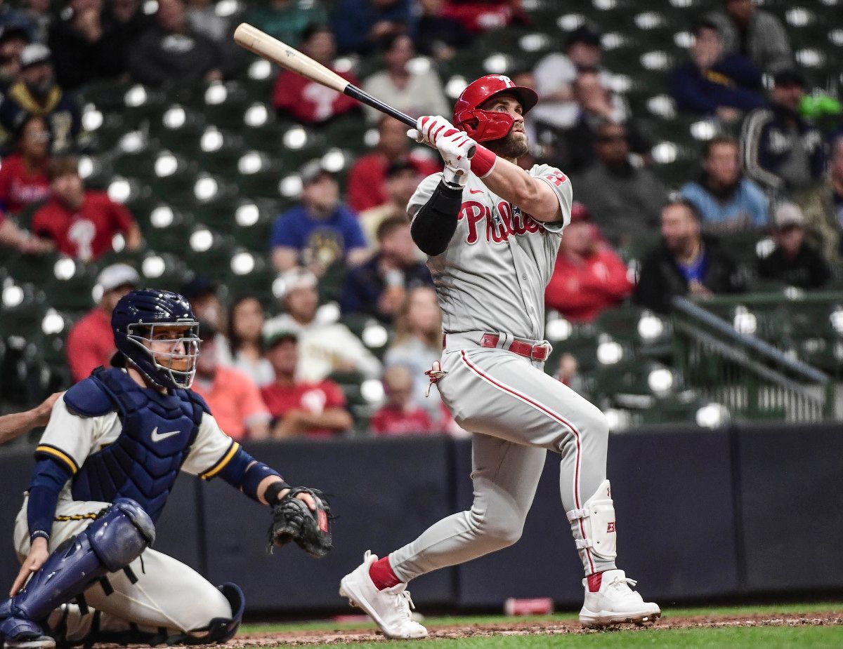 Bryce Harper extends the Philadelphia Phillies lead over the Milwaukee Brewers in the top of the ninth inning.