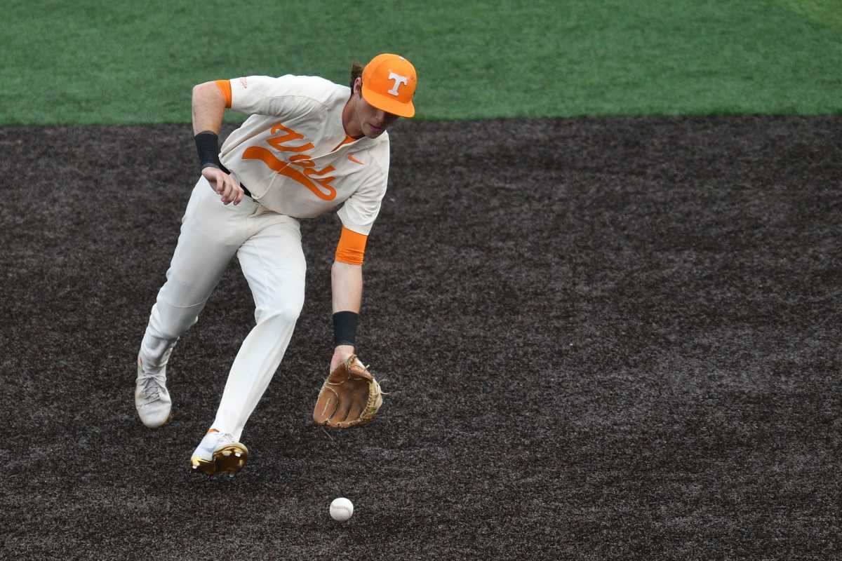 Tennessee's Max Ferguson (2) stops a ground ball in the NCAA baseball regional final between Tennessee and Liberty on Sunday, June 6, 2021 in Knoxville, Tenn. Sp Ut Base