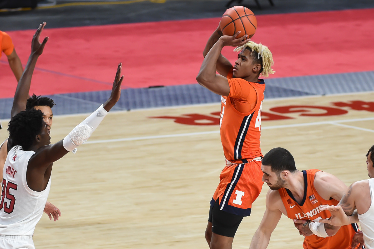 Adam Miller shoots a deep three-pointer in a regular season matchup for the Illinois Fighting Illini. 