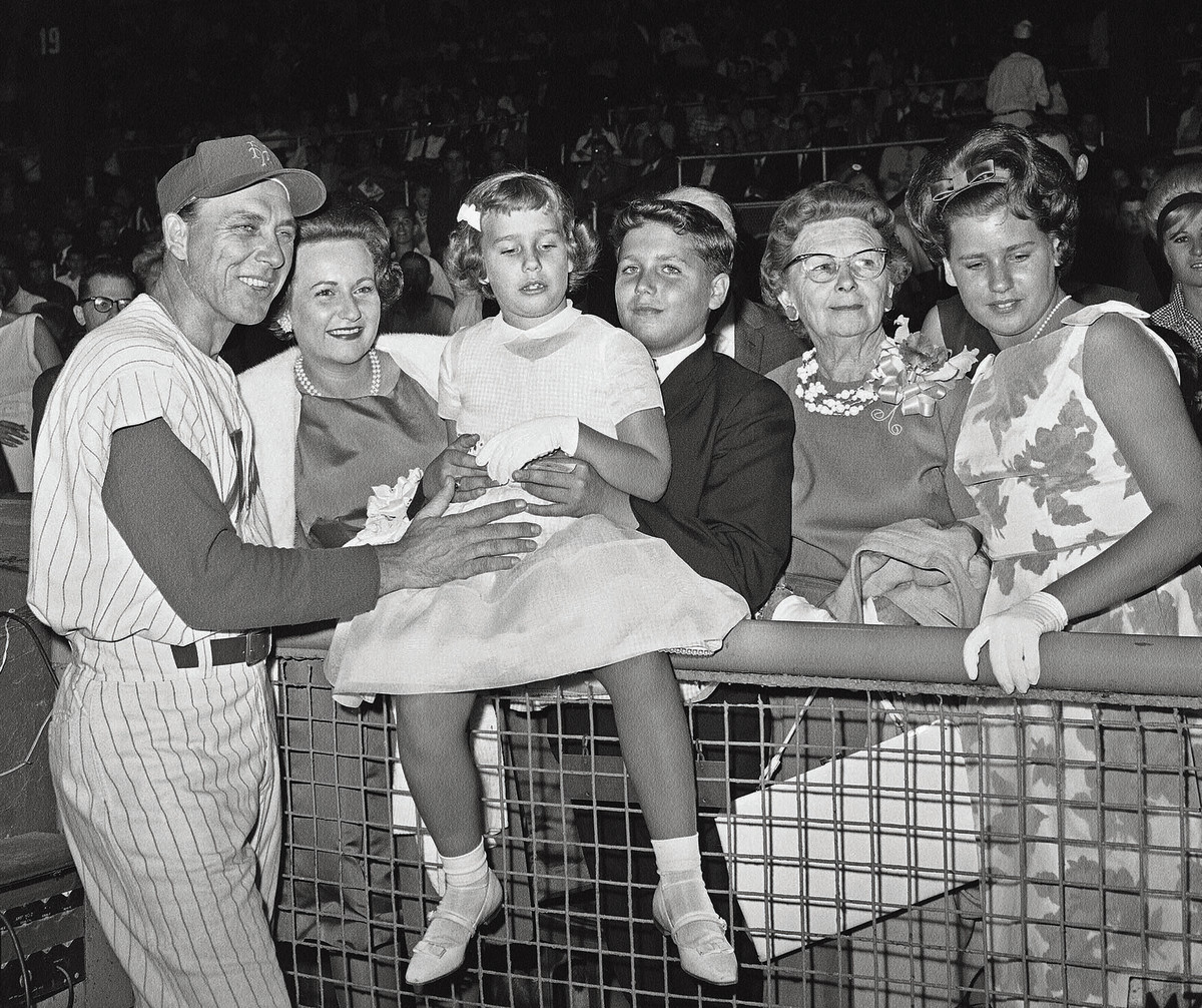 Hodges was honored near the end of his playing career in 1962 with Joan (next to Gil) and Irene (far right)