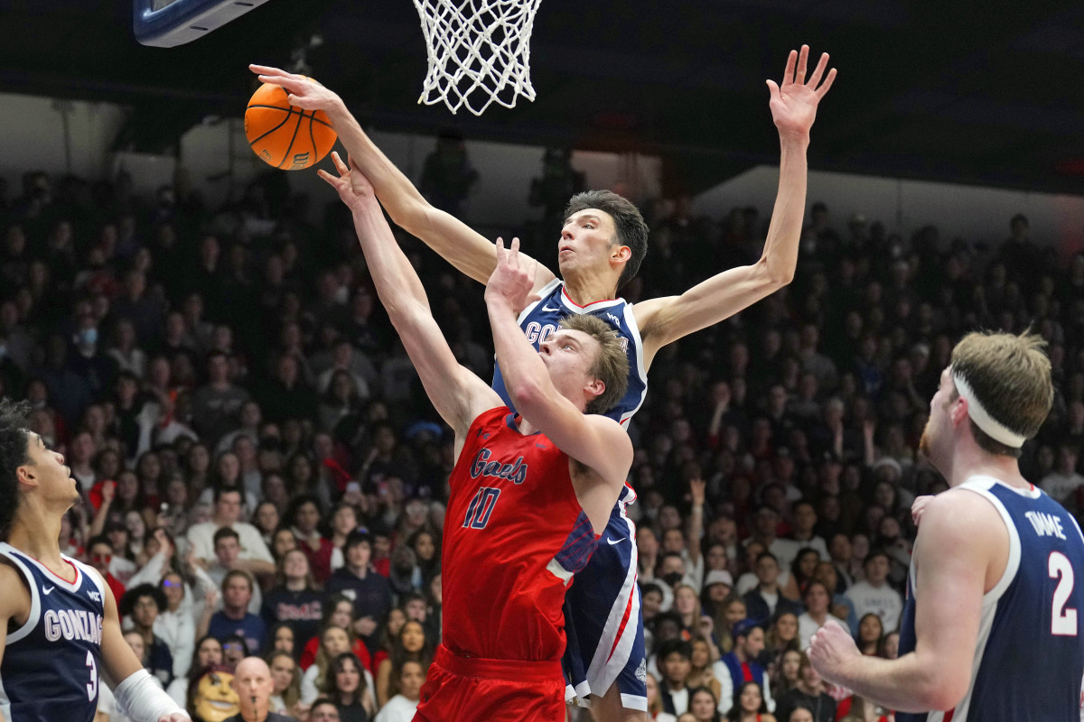 Last season at Gonzaga, Holmgren averaged 14.1 points, 9.9 rebounds and 3.7 blocks per game, while shooting 39% from three.