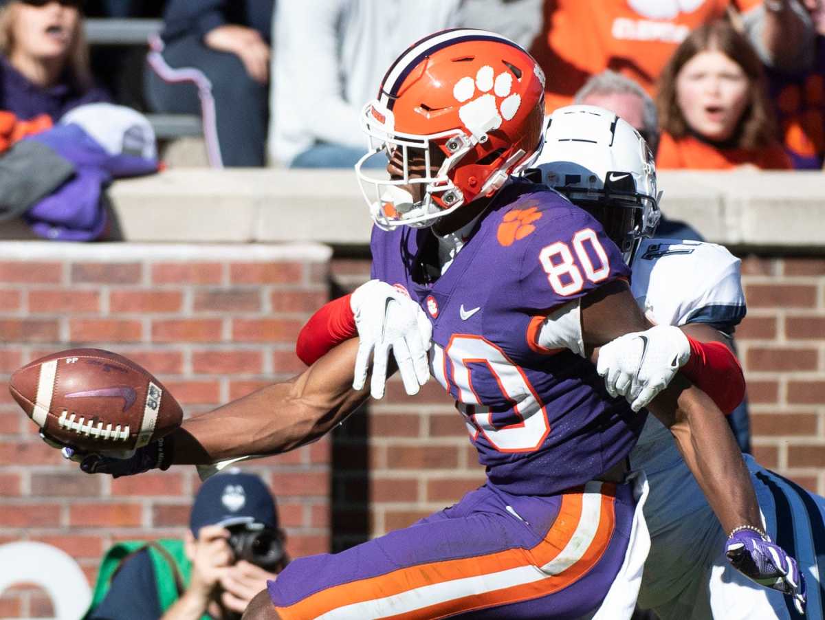 Clemson's Beaux Collins catches a one-handed pass vs UConn