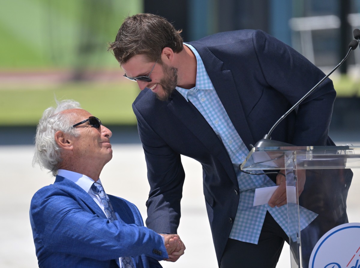 Dodgers: Watch Clayton Kershaw Get Emotional During Sandy Koufax