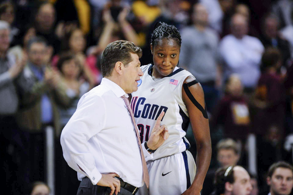 Geno Auriemma talks to Tina Charles