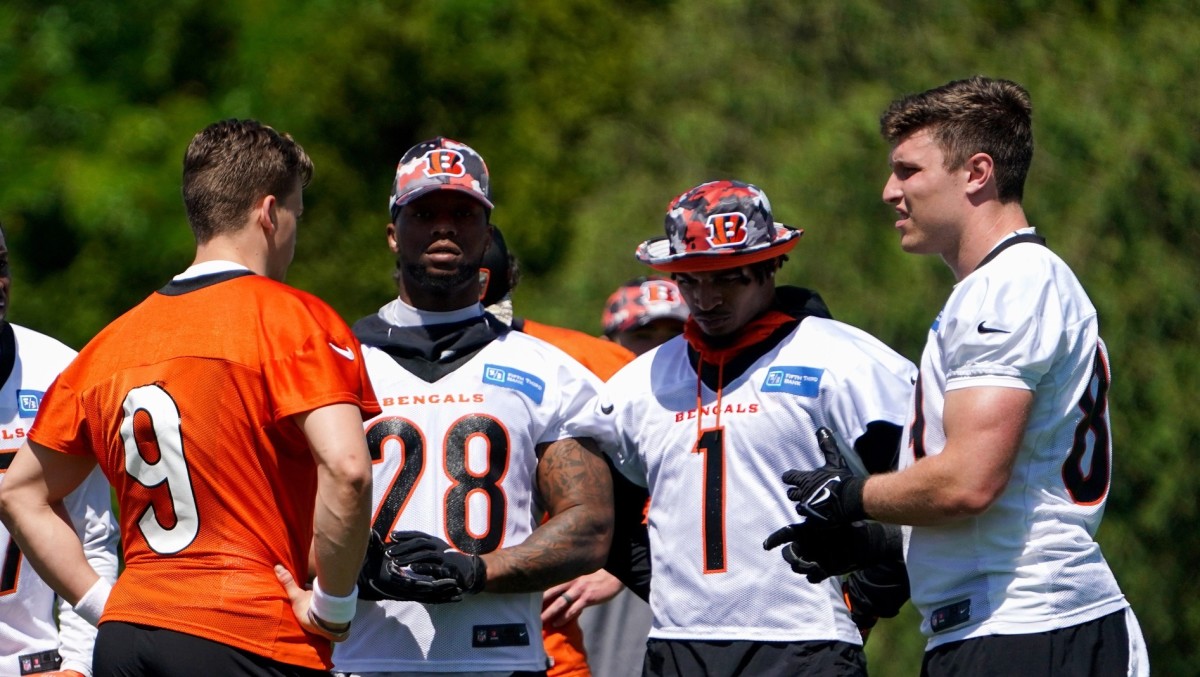 Cincinnati Bengals quarterback Joe Burrow (9) huddles with wide receiver Tyler Boyd (83), wide receiver Stanley Morgan (17), running back Joe Mixon (28), wide receiver Ja Marr Chase (1) and tight tend Drew Sample (89) during practice, Tuesday, May 17, 2022, at the Paul Brown Stadium practice fields in Cincinnati. Cincinnati Bengals Practice May 17 0105