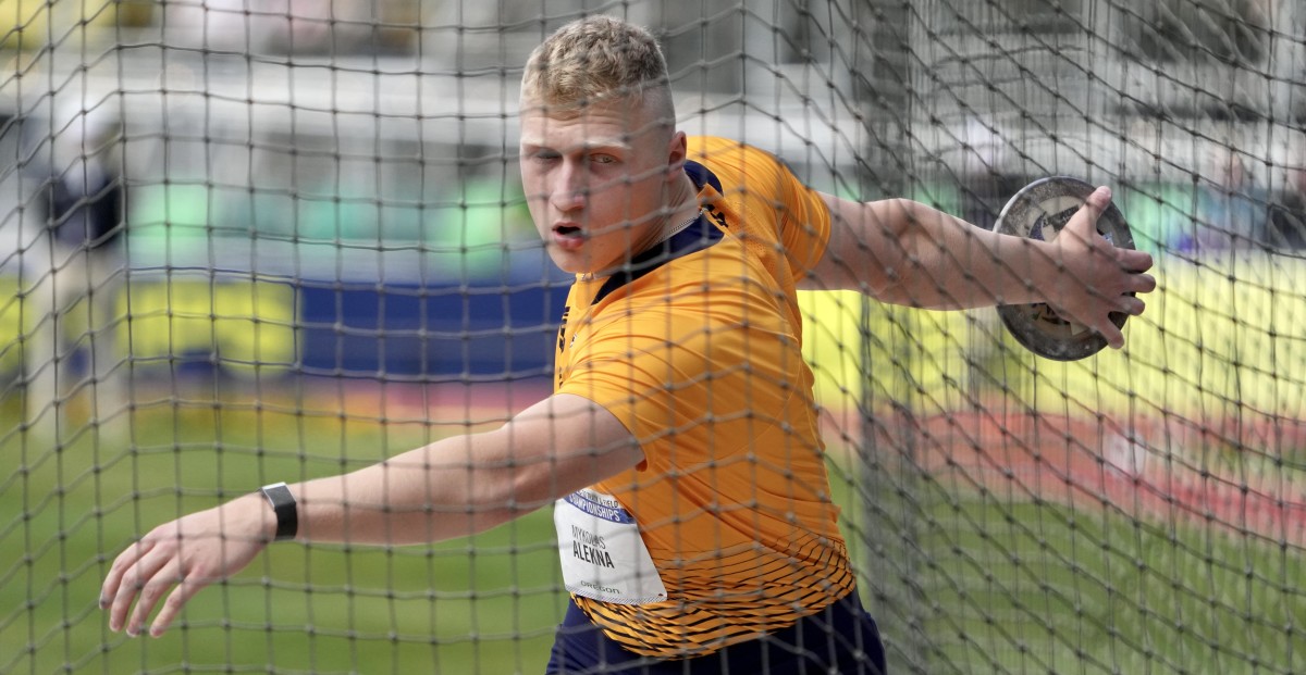 Mikulas Alcana keliauja iš Kalio į Stokholmą, kur vyksta „Didysis šou prieš pasaulius“