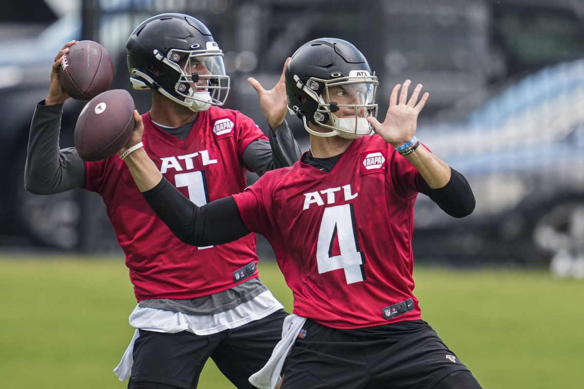 Atlanta Falcons quarterbacks Desmond Ridder (4) and Marcus Mariota (1) pass on the field during Minicamp. Mandatory Credit: Dale Zanine-USA TODAY Sports