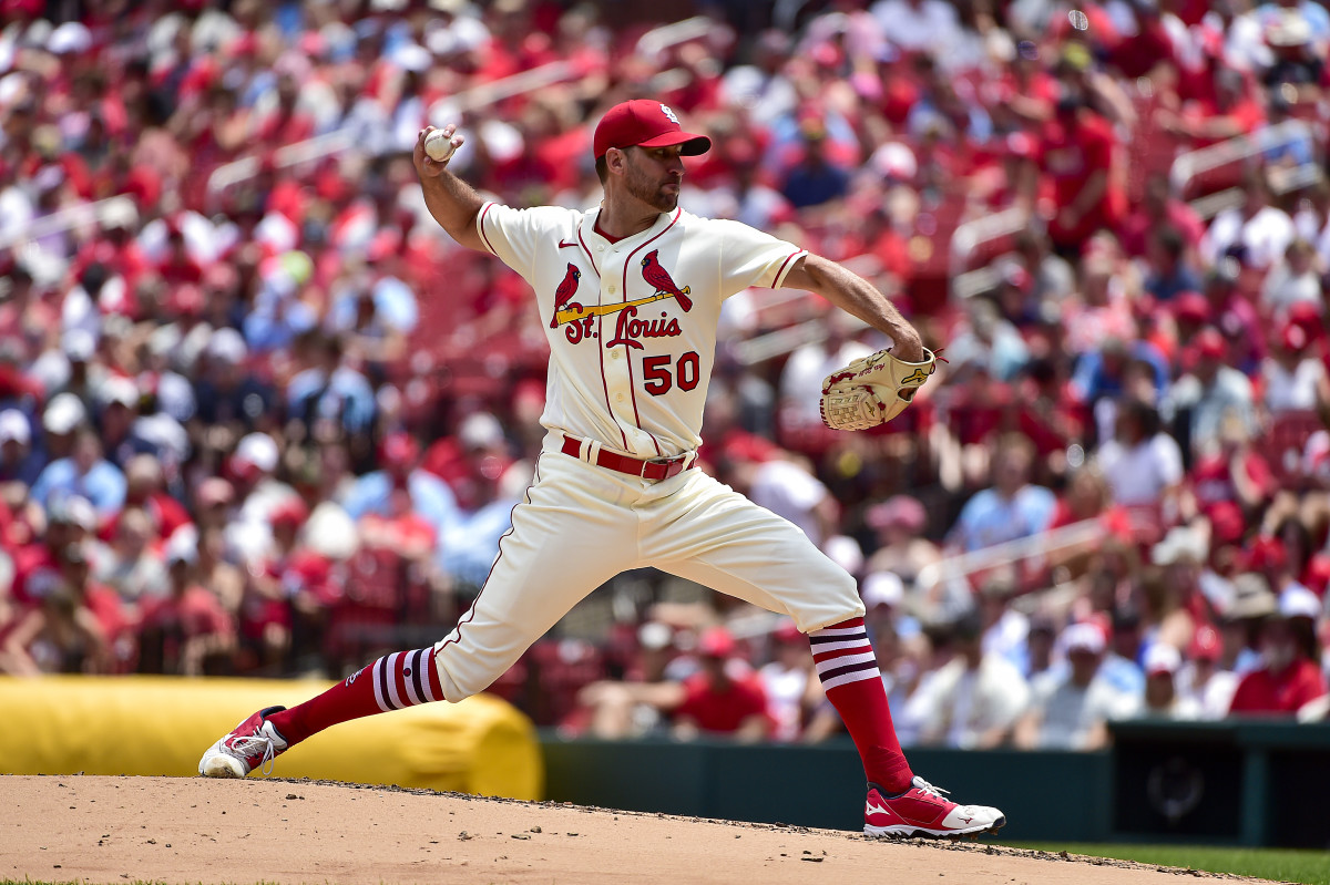 Adam Wainwright delivers a pitch against the Cincinnati Reds.