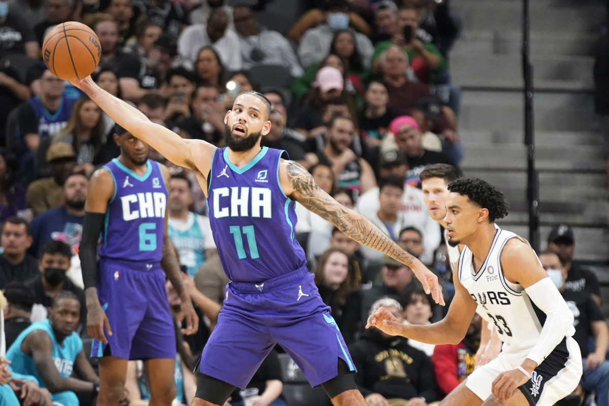 Cody Martin ReSigns with Charlotte Sports Illustrated