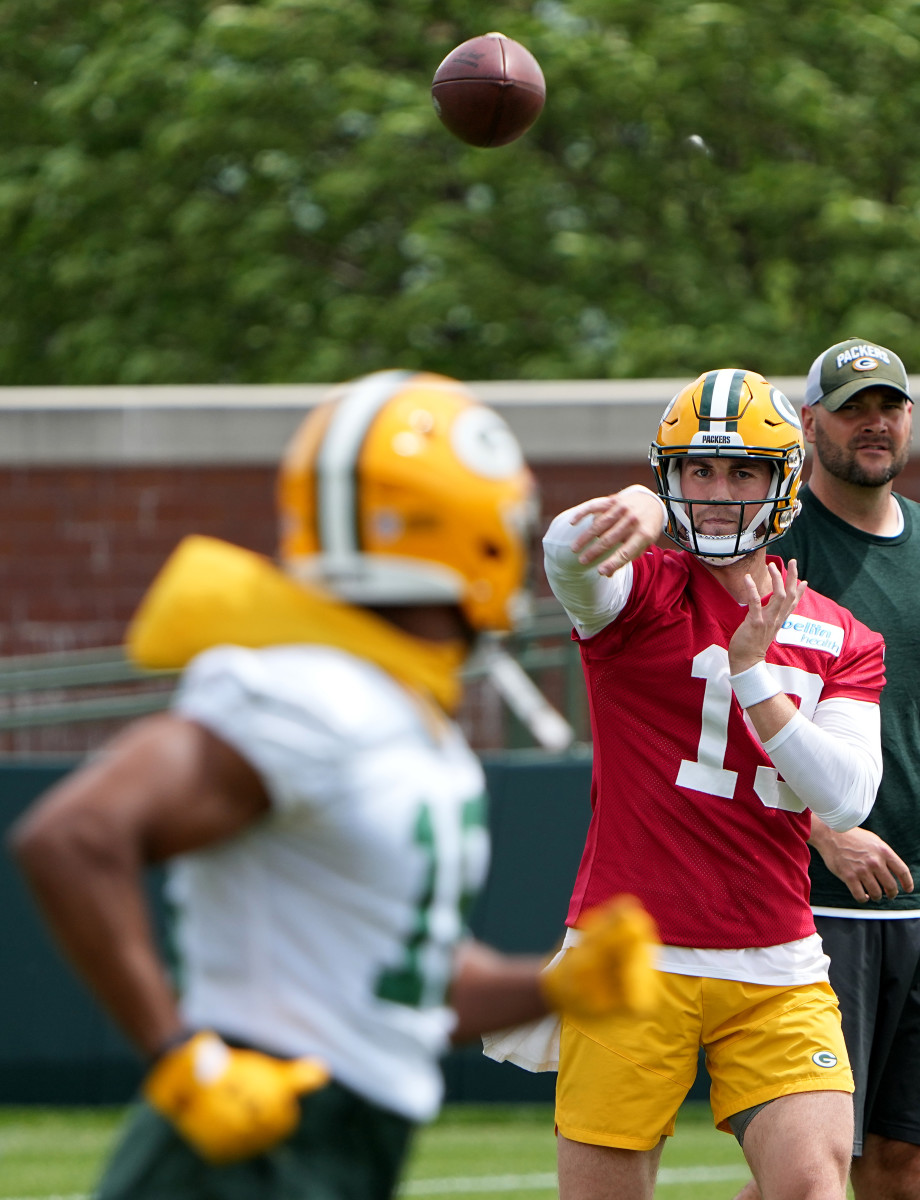 Danny Etling throws a pass to Randall Cobb at OTAs. (Mark Hoffman/USA Today Sports)