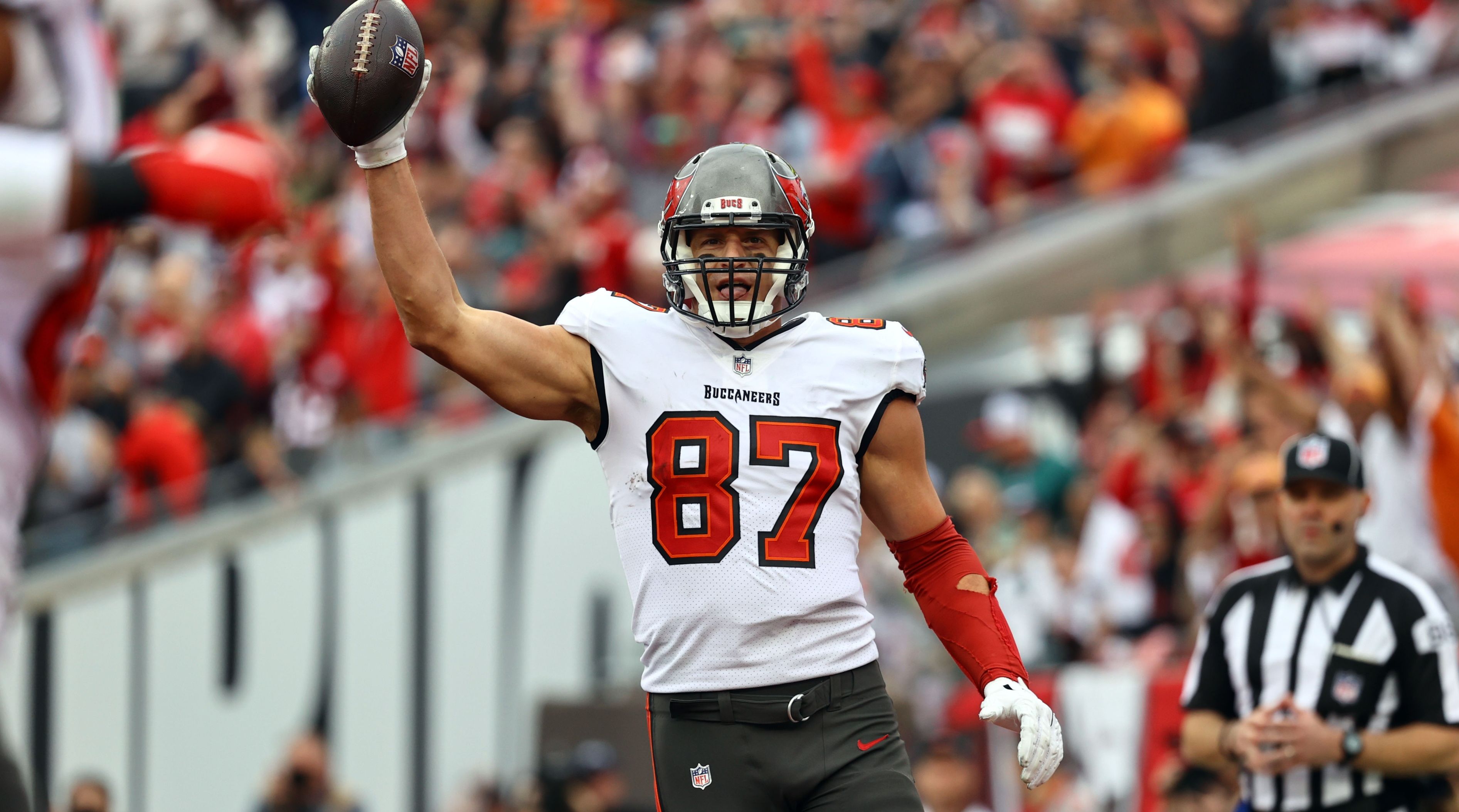 Mike Evans Believes Rob Gronkowski Is Done After Retirement - Vimarsana News
