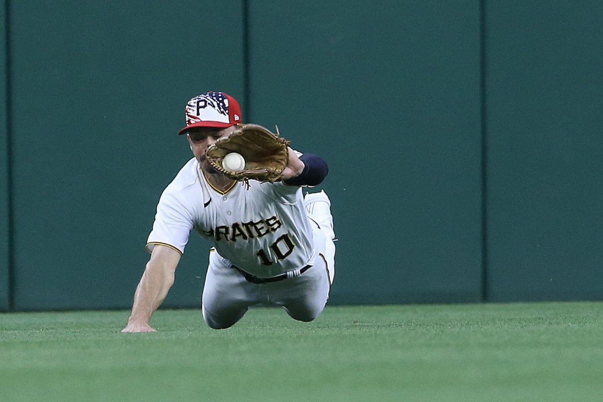 Reynolds lays out to catch a well-struck ball by Giancarlo Stanton on Tuesday.