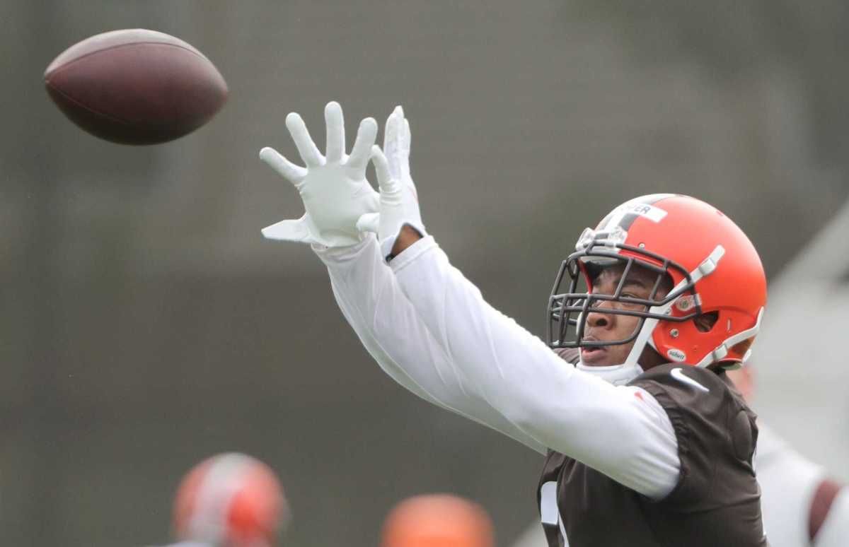 Amari Cooper catches a pass at Browns minicamp.