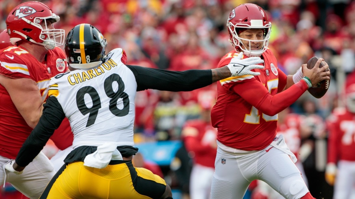 Former Steelers DE Taco Charlton (98) pressures Chiefs QB Patrick Mahomes during a 2021 game. Credit: Saints Wire/USA TODAY 
