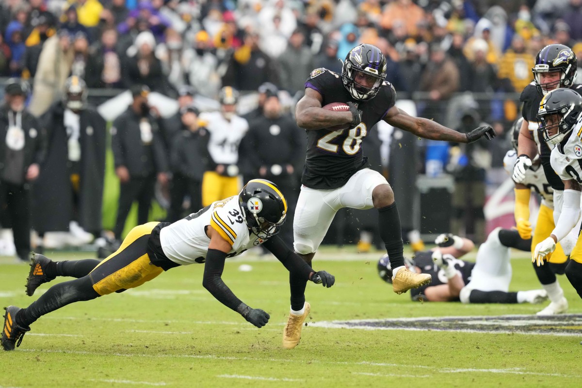 Former Baltimore Ravens running back Latavius Murray (28) runs against the Pittsburgh Steelers. Mandatory Credit: Mitch Stringer-USA TODAY Sports