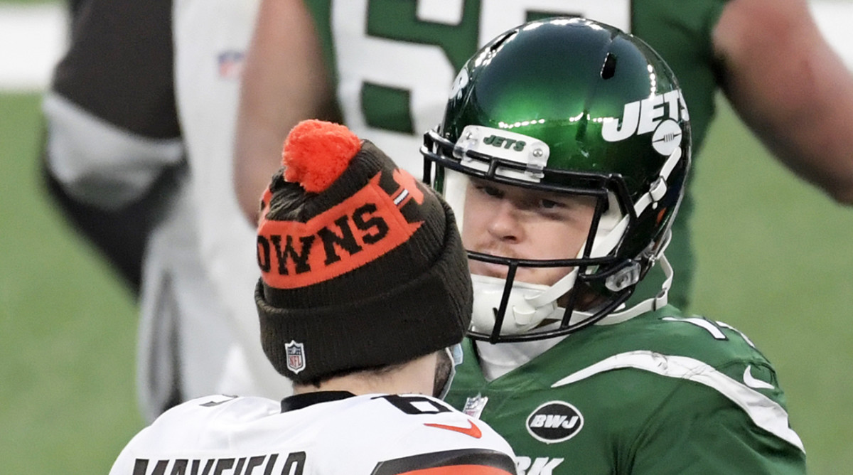 Jets quarterback Sam Darnold talks with Browns quarterback Baker Mayfield (6) after the Jets defeated the Browns 23-16 on Dec. 27, 2020.