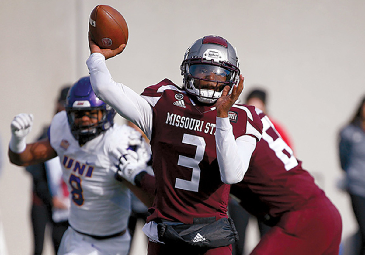 Jason Shelley, of Missouri State, passes the ball during the Bears game against the University of Northern Iowa at Plaster Stadium