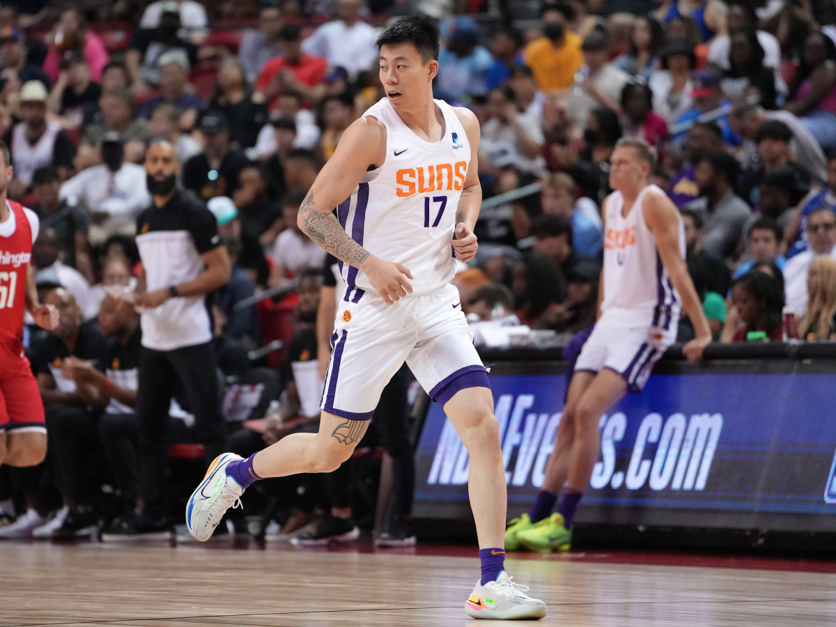 Phoenix Suns forward Kevin Zhang wears the Nike Zoom GT Cut 'Ghost'.