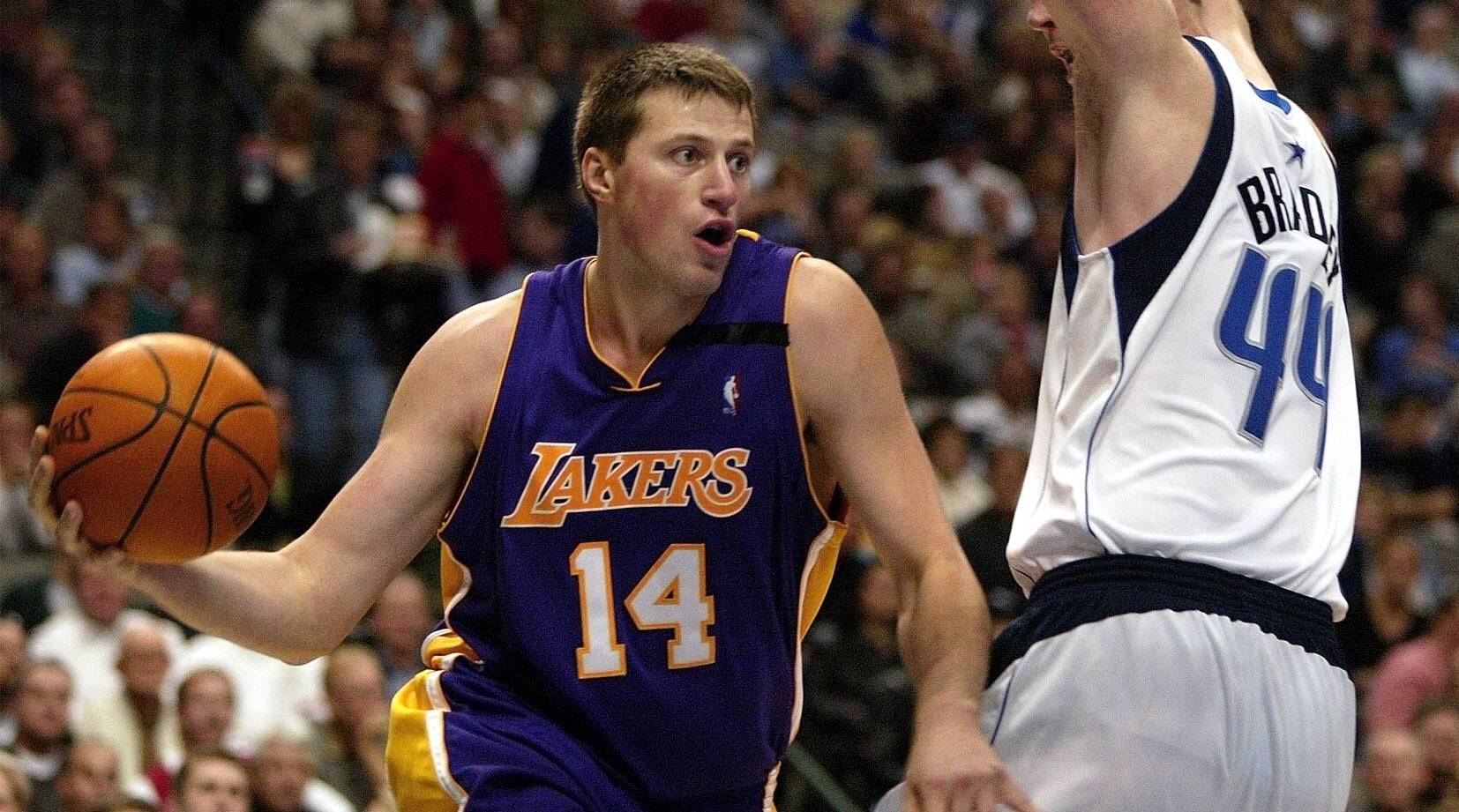 Former Lakers Champ Selling Rings to Fundraise for Ukraine