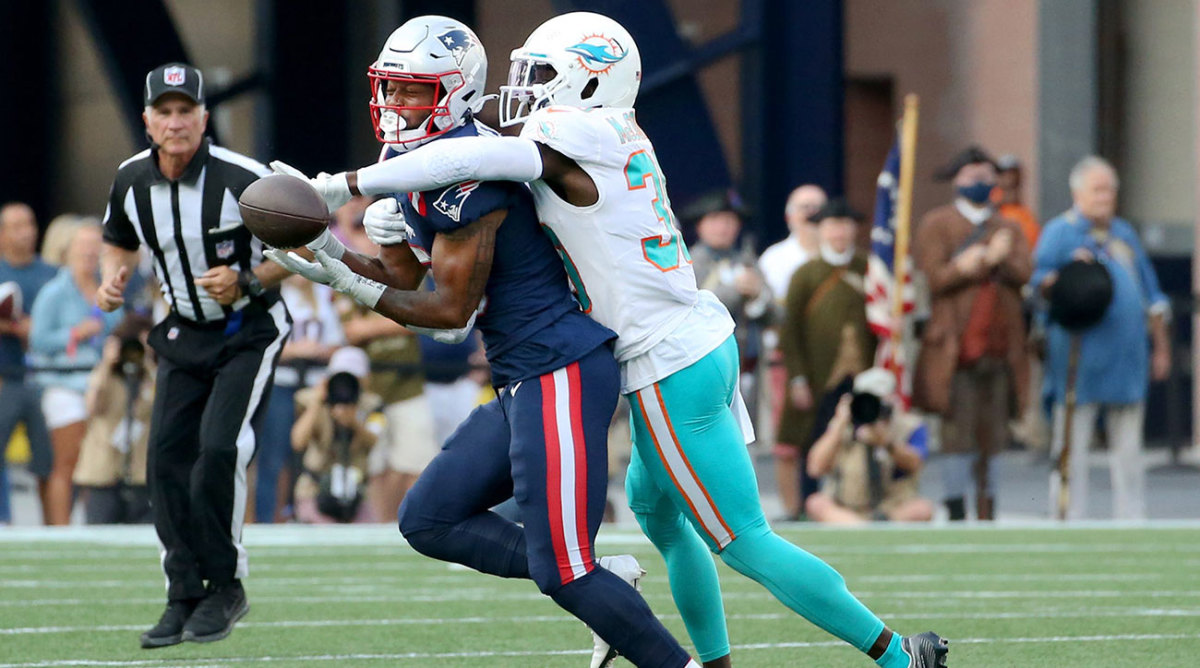 Jason McCourty breaks up a pass for the Dolphins against his former team, the Patriots