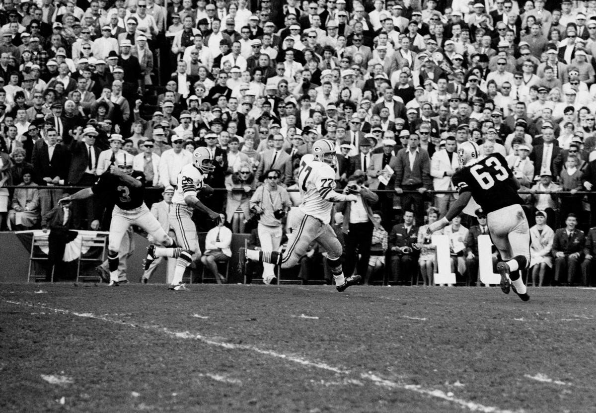 Oakland Raiders CB Fred Williamson was "The Hammer" Sports