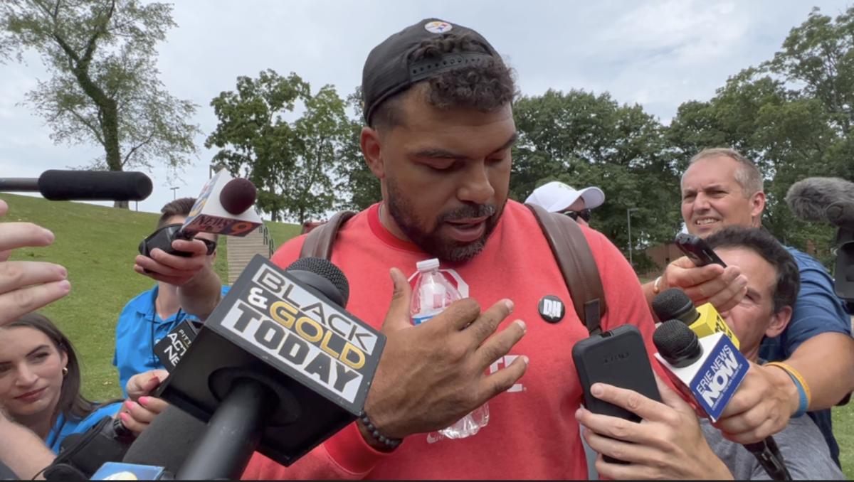 Steelers DT Cam Heyward shows Dwayne Haskins pin as he arrives at training camp.
