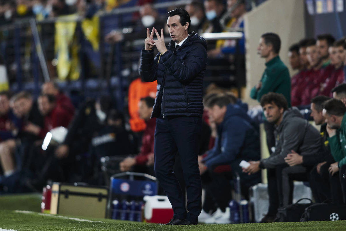Villarreal manager Unai Emery pictured giving instructions to his players during his side's 1-0 win over Bayern Munich in April 2022