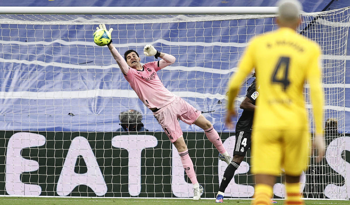 Thibaut Courtois pictured during Real Madrid's 4-0 defeat by Barcelona in March 2022