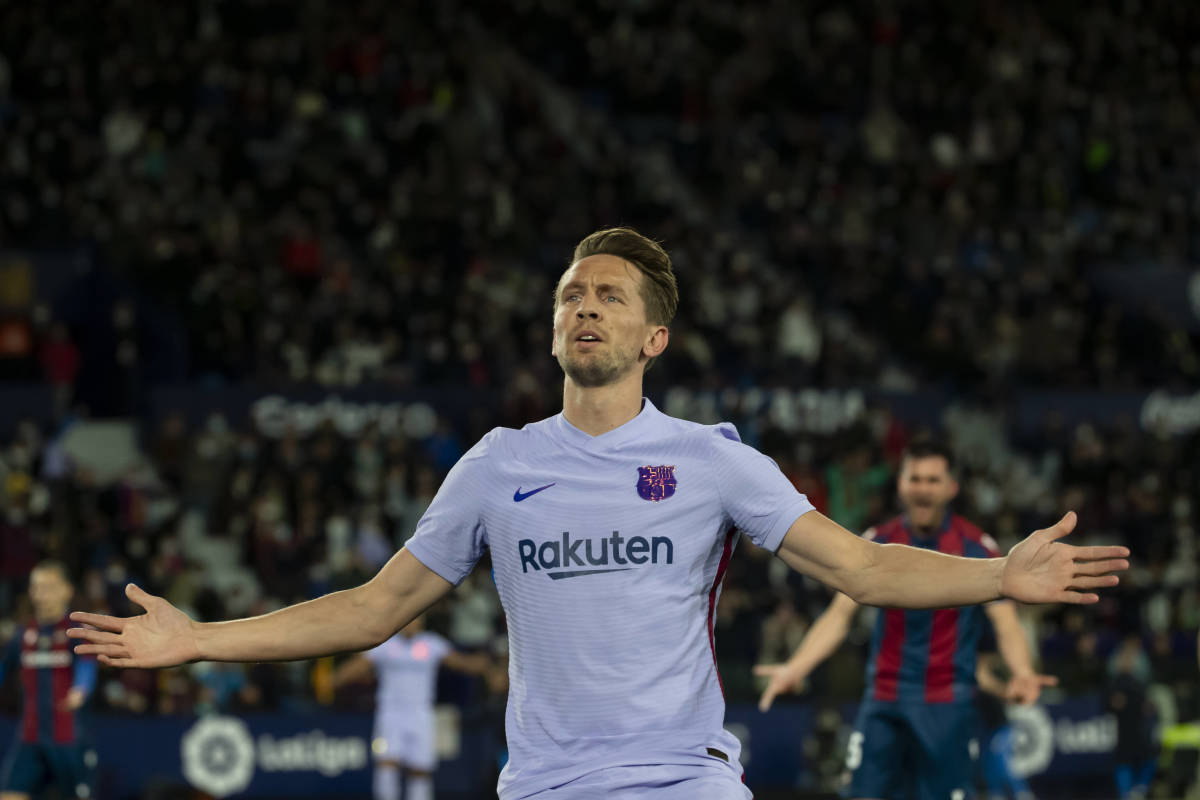 Luuk de Jong celebrates scoring an added-time winner to help Barcelona beat Levante in April 2022