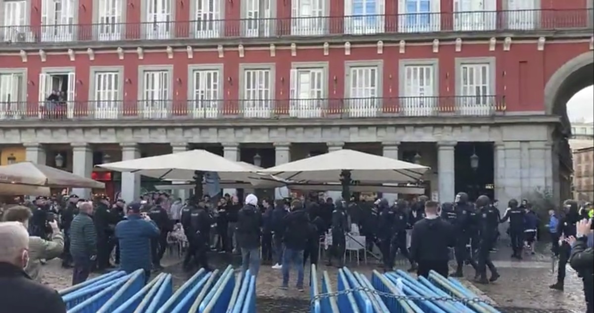 Spanish police descend on Madrid's Plaza Mayor after reports of fighting between Chelsea and Manchester City fans