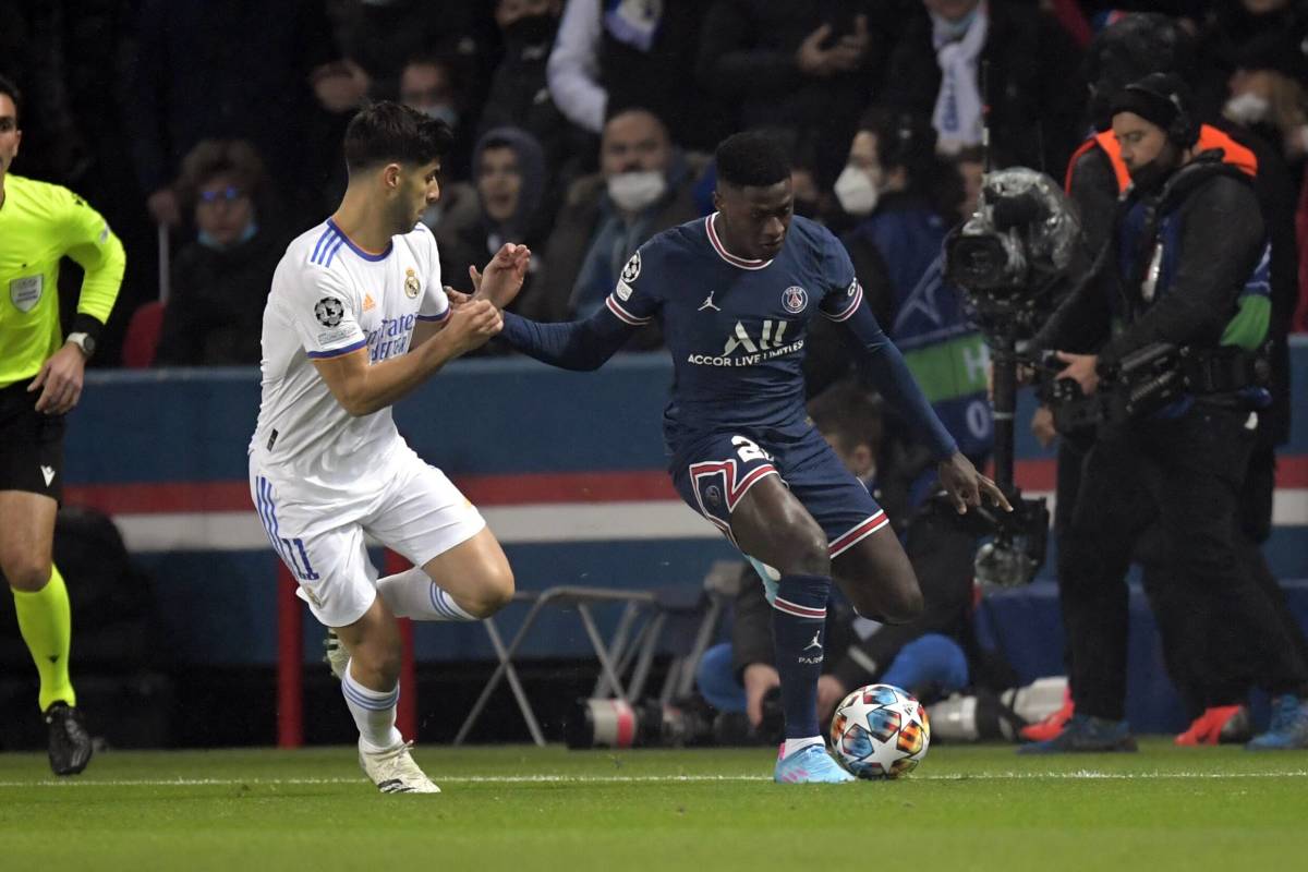 Nuno Mendes and Marco Asensio do battle during PSG vs Real Madrid in February 2022
