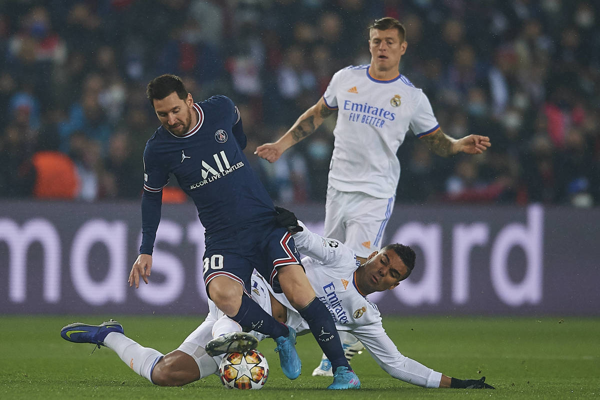 Casemiro tackles Lionel Messi strongly in PSG vs Real Madrid on February 15, 2022