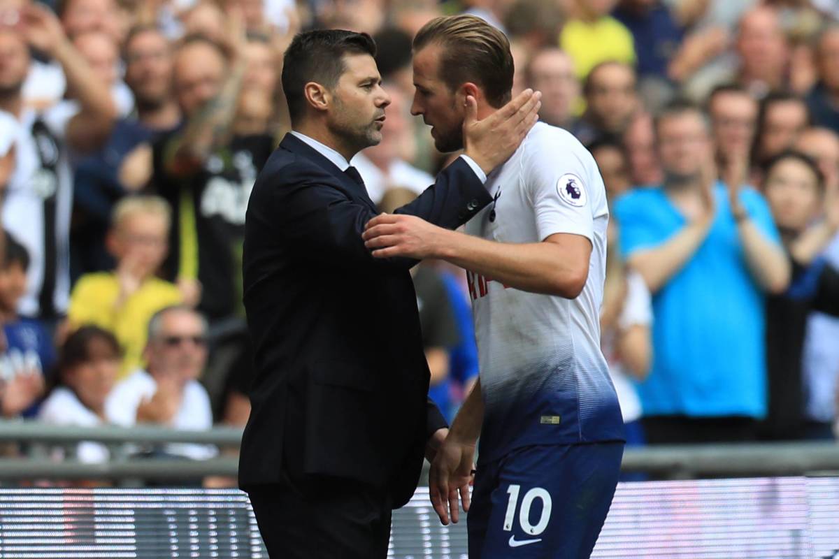 Harry Kane and Mauricio Pochettino pictured embracing during Tottenham vs Fulham in 2018