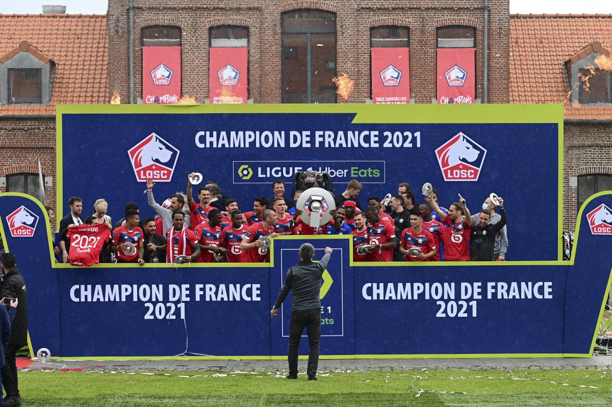 Christophe Galtier pictured standing in front of his Lille players as they celebrate winning the Ligue 1 title in 2021
