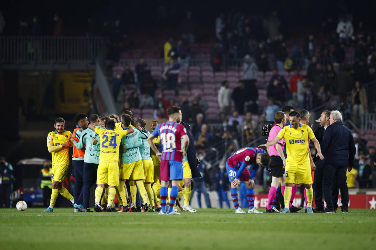 Cadiz players celebrate in a huddle after beating Barcelona 1-0 in April 2022