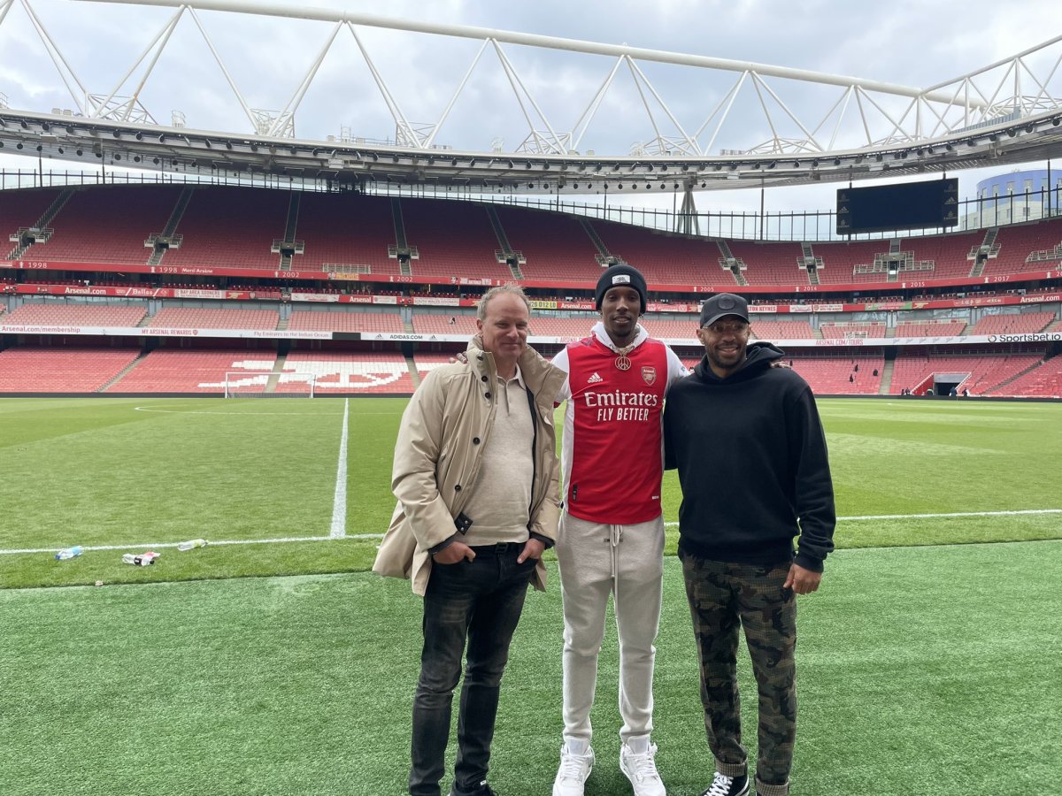 NBA player Josh Richardson (center) poses for a picture at Arsenal's Emirates Stadium with Dennis Bergkamp (left) and Thierry Henry