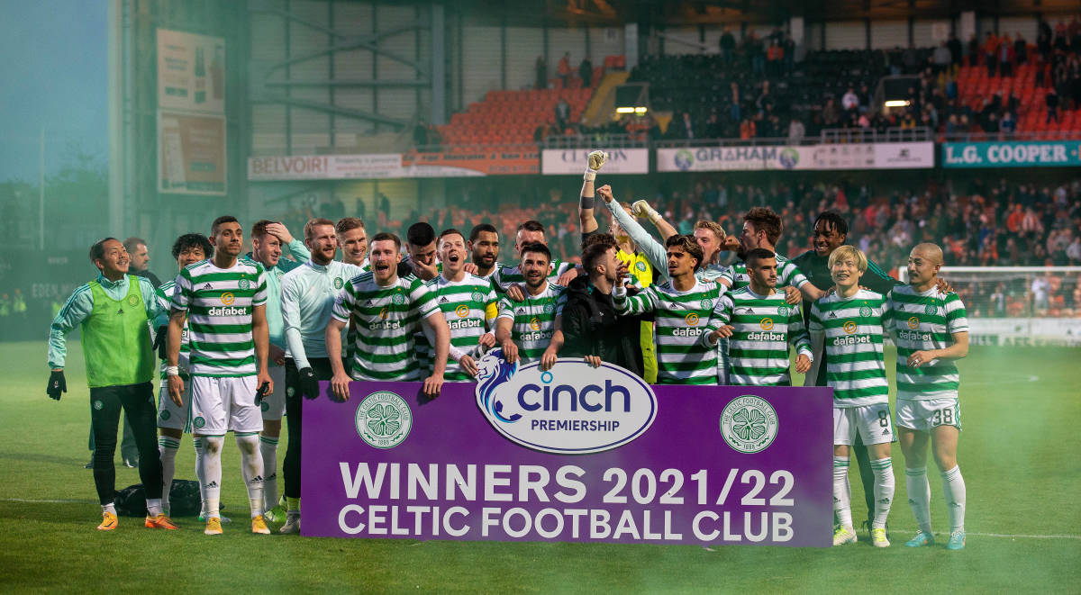 Celtic's players celebrate after winning the 2021/22 Scottish Premiership title