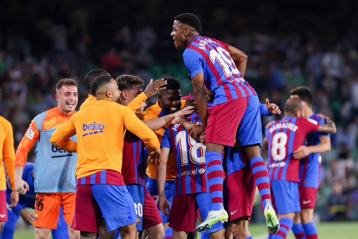 Jordi Alba (number 18) is mobbed by his Barcelona teammates after scoring a late winner at Real Betis in May 2022