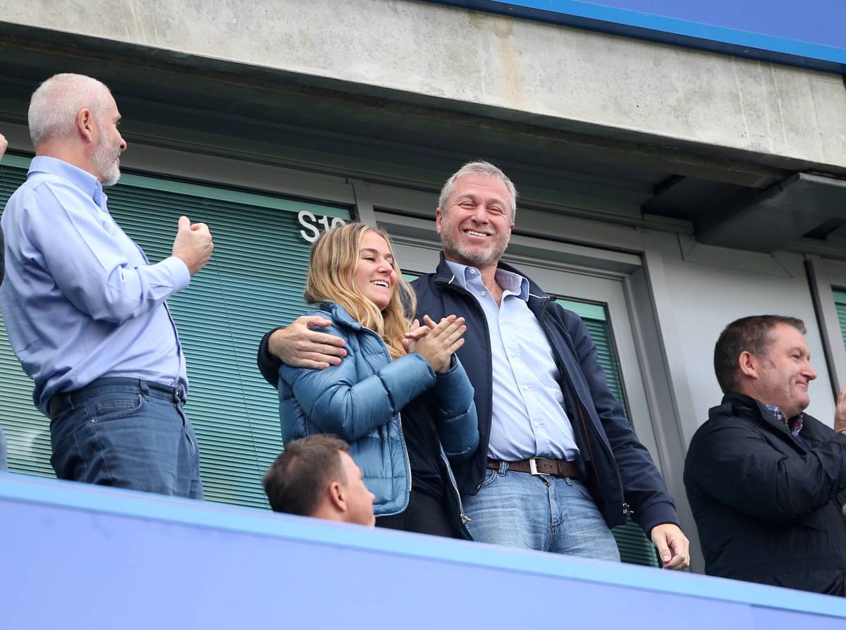 Roman Abramovich pictured with his daughter Sofia at Stamford Bridge in 2016