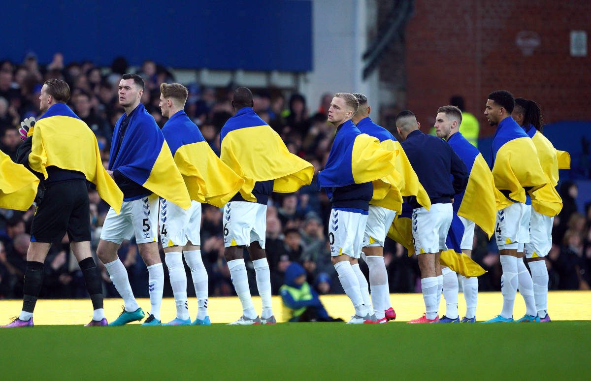 Everton's players drape Ukraine flags around their shoulders before a match against Man City