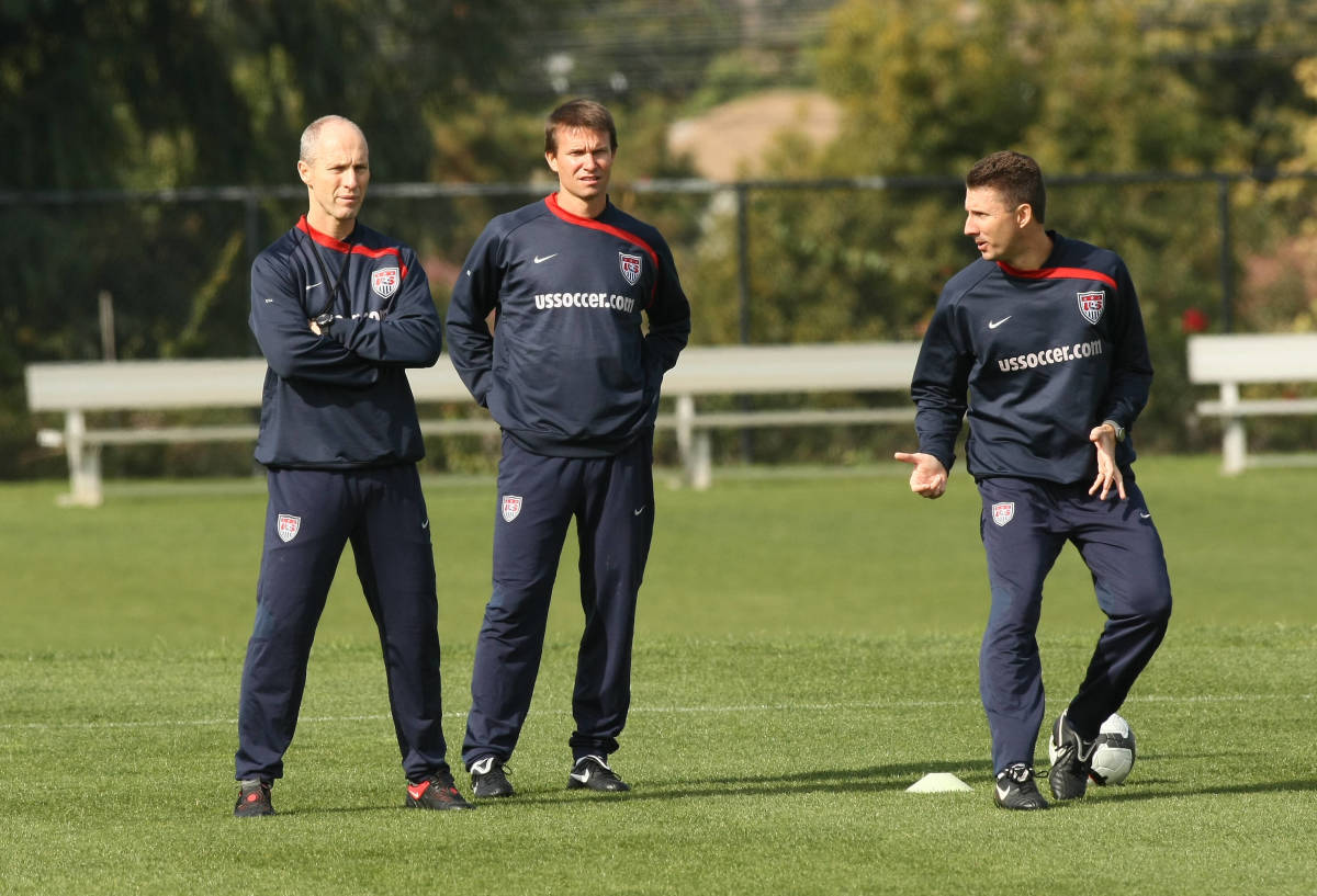 USMNT coach Bob Bradley (left) pictured 2010 in with Jesse Marsch (center) and Mike Sorber