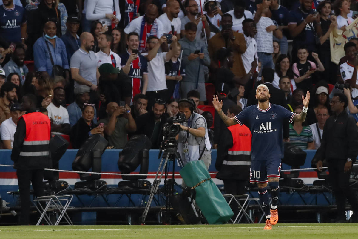 Neymar celebrates after scoring his 100th goal for Paris Saint-Germain