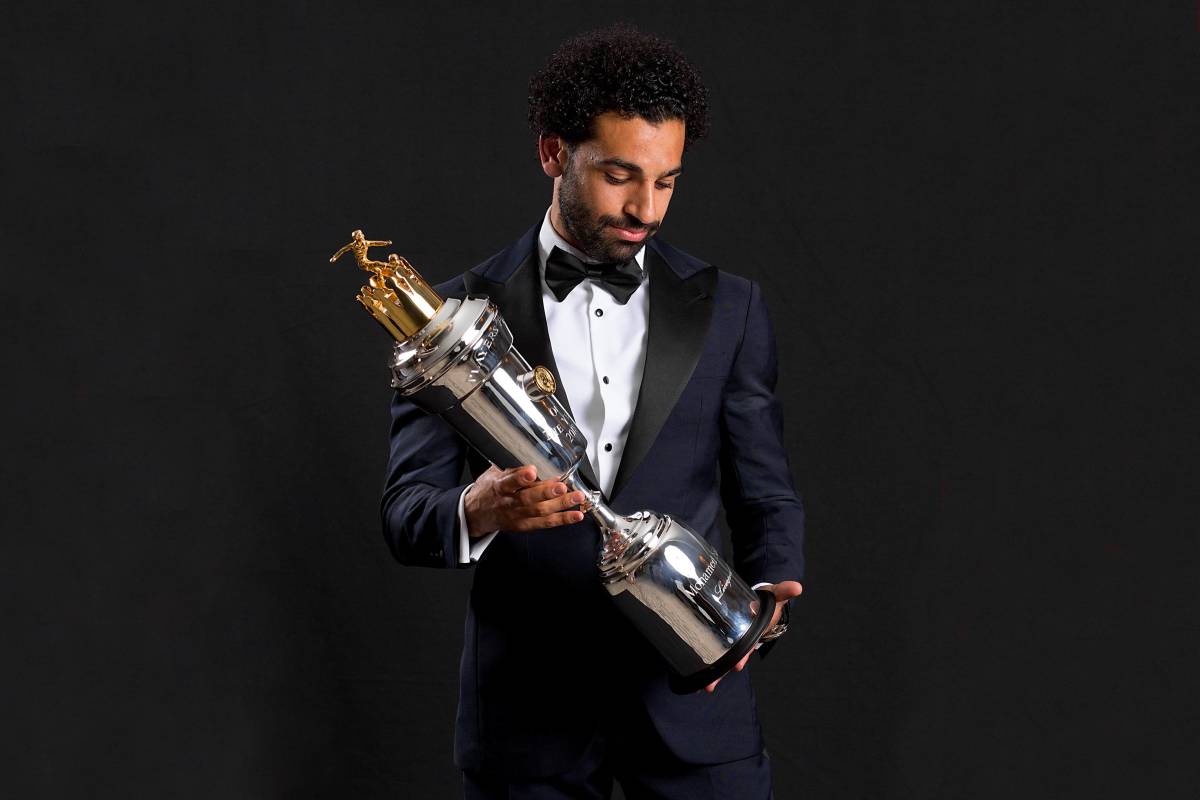 Mo Salah pictured with the PFA Player of the Year trophy in 2018