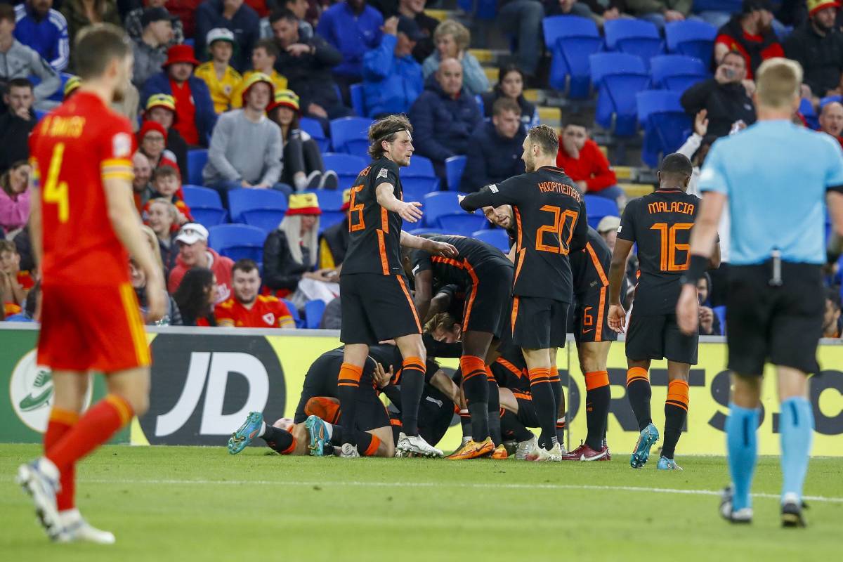 Holland's players pictured celebrating after Wout Weghorst scored a late winner in a 2-1 victory over Wales in June 2022